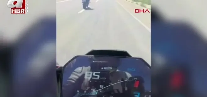 Çarpışan motosikletlerin sürücüleri yaralandı; kaza kamerada