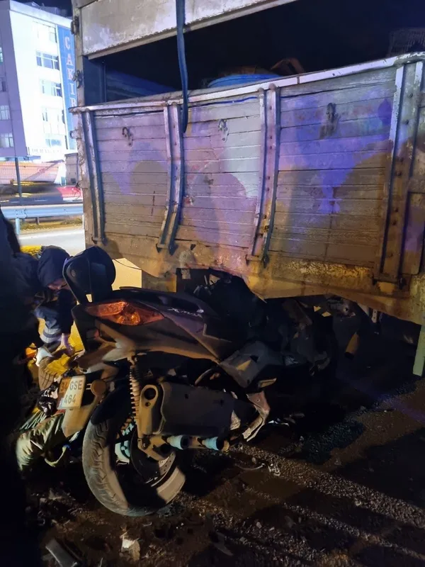 1710110061067.jpg Pendik'te park halindeki kamyonete çarpan motosikletli hayatını kaybetti - 3