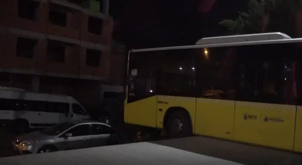 1641026801890.jpg Yeni yılın ilk İETT kazası! Facianın eşiğinden dönüldü - 3