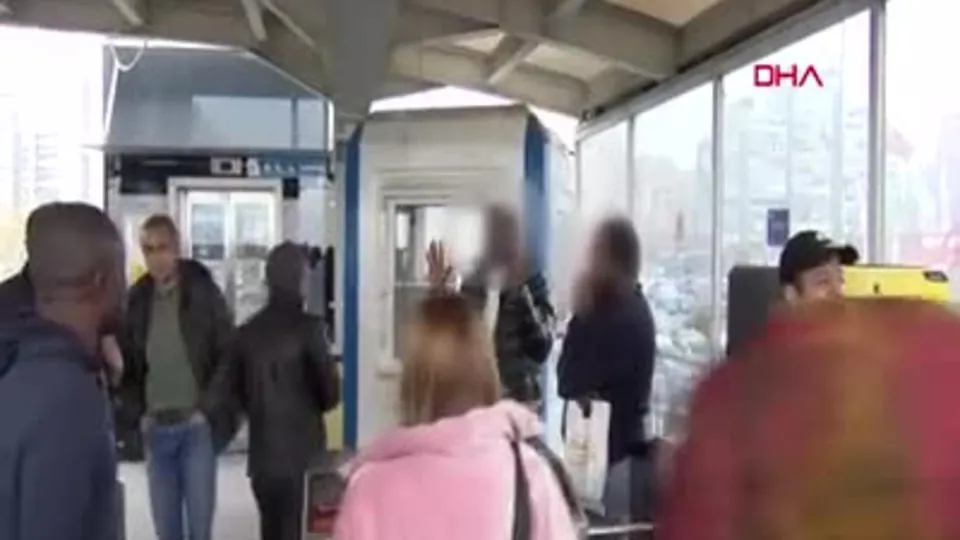 Metrobüste taciz! Kadına kabusu yaşattılar...