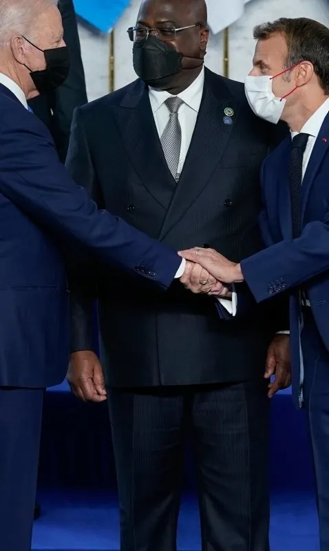 G20 Zirvesi’ne damga vuran anlar! ABD Başkanı Joe Biden ile Fransa Cumhurbaşkanı Emmanuel Macron arasında tokalaşma krizi