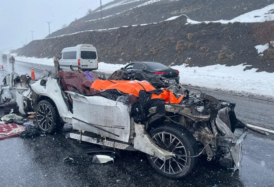 bitliste-kahreden-kaza-otomobil-tira-carpti-kari-koca-yasamini-yitirdi-1773509939457.jpg Bitlis'te kahreden kaza! Otomobil TIR’a çarptı: Karı-koca yaşamını yitirdi - 1