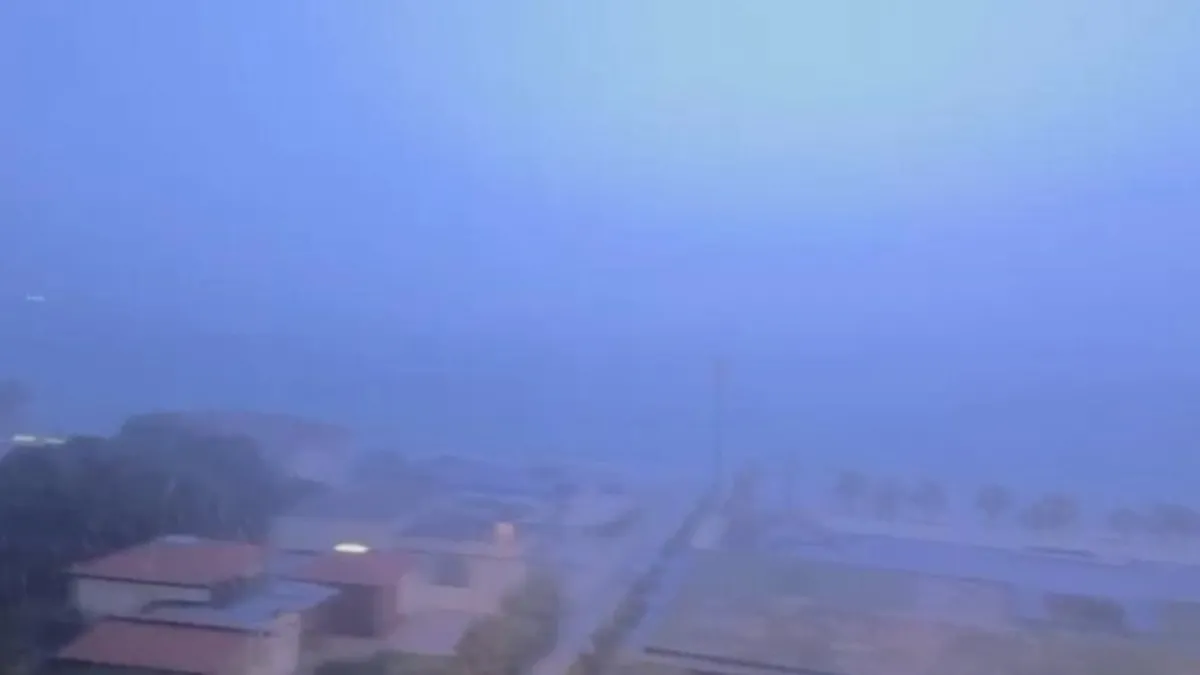 Çeşme ve Karaburun'da kuvvetli sağanak! Şimşekler gökyüzünü aydınlattı