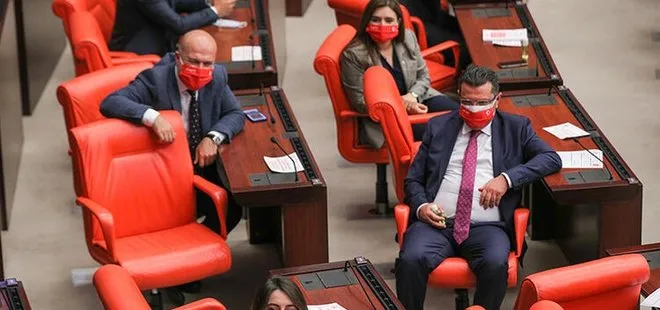 CHP’li milletvekillerin Meclis’te taktıkları ve Atatürk’ün imzasının bulunduğu maskeler çöpe atıldı