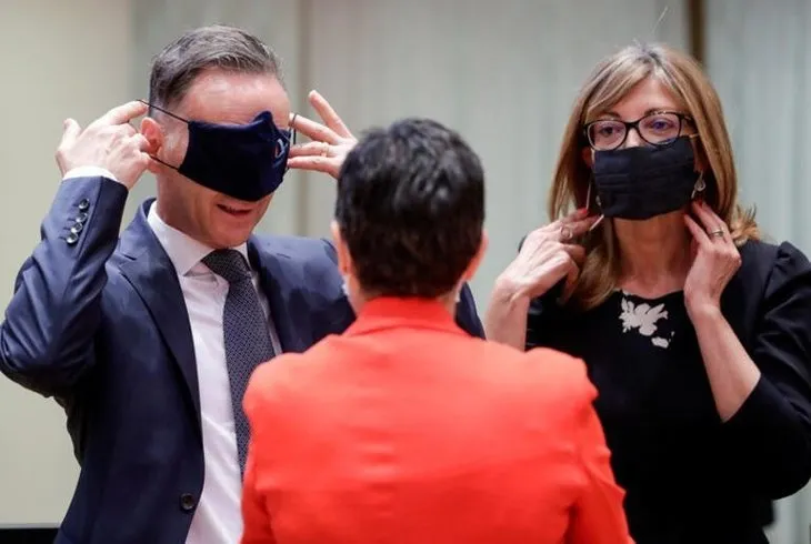 Brüksel’de maske krizi! Sosyal medyada alay konusu oldular