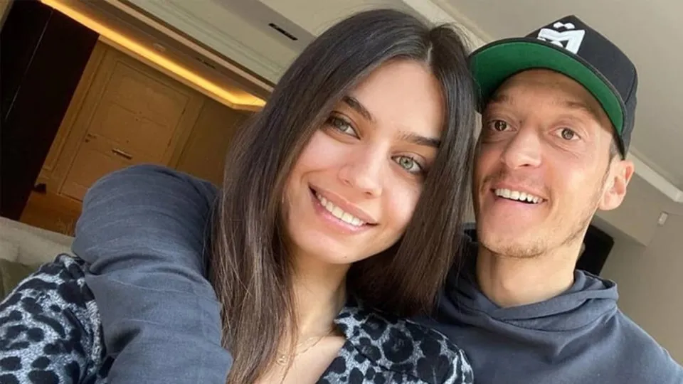 Mesut Özil’den eşi Amine Gülşe milyonluk hediye |Video