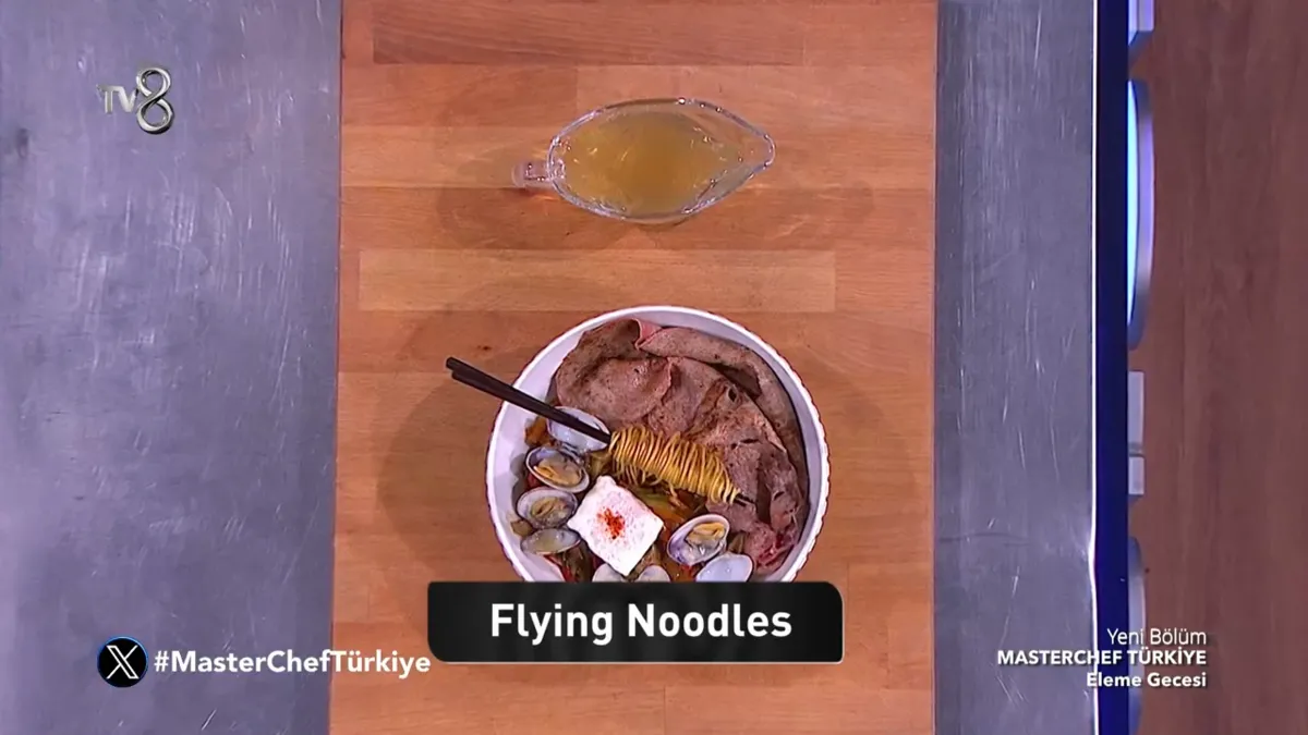 Somer Şef’in Flying Noodles tarifi eleme gecesinin ikinci etabında hazırlandı. (TV8)