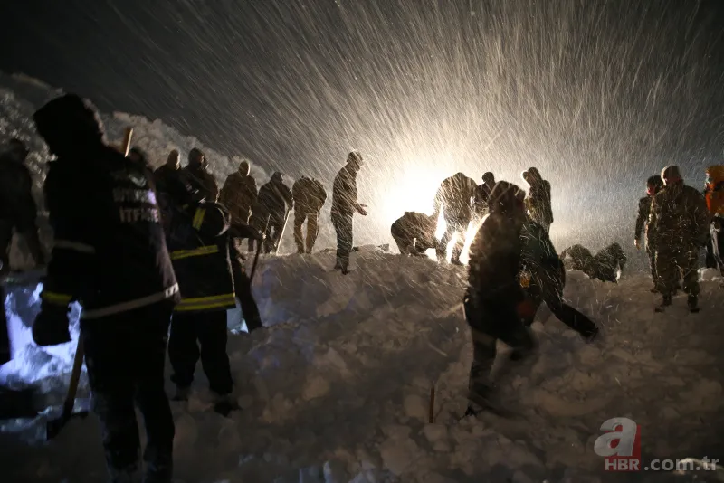 Son dakika: Van'da minibüsün üzerine çığ düştü! Olay yerinden ilk görüntüler... 14