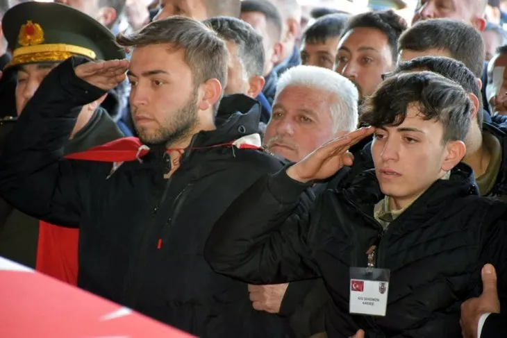 Türkiye şehitlerini uğurluyor! Tabutunun başında gözyaşları sel oldu | Bu acıya yürek dayanmaz
