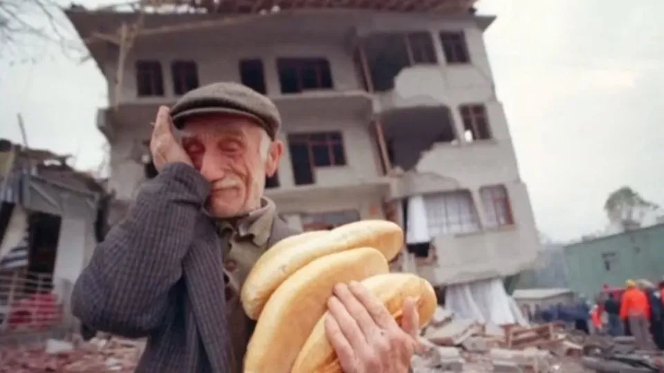 1999 Düzce depreminin sembol fotoğrafı... Yürek burkan hikayesi