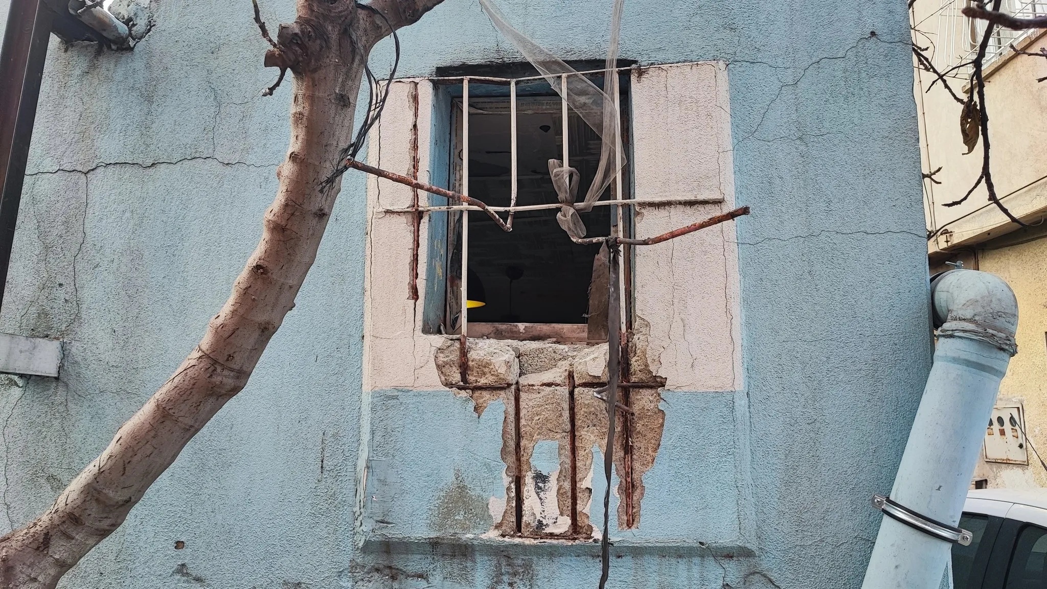 Küçük pencereden dev soygun! Sadece o telefonları çaldı