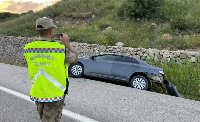 hakkaride-korkutucu-kaza-kontrolden-cikan-otomobil-sarampole-yuvarlandi-4-yarali-1720377916457.jpg Hakkari'de korkutucu kaza! Kontrolden çıkan otomobil şarampole yuvarlandı: 4 yaralı - 1