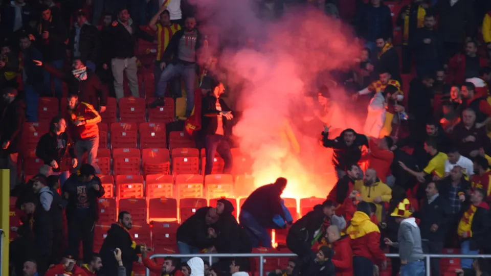 Olaylı Göztepe - Altay derbisinde yeni gözaltılar! Savcılık köşe bayrağını silah saydı