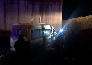 İşçi servisi üst geçit inşaatına düştü: 5 yaralı