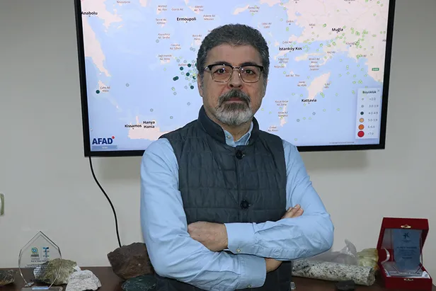 ege-denizinde-deprem-afad-son-dakika-az-once-deprem-mi-oldu-kac-buyuklugunde-1739855429648.jpg Deprem Araştırma ve Uygulama Merkezi Müdürü Prof. Dr. Hasan Sözbilir (AA)