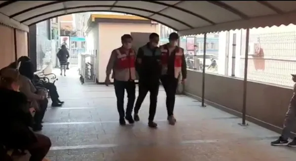Son dakika: Sultangazi'de annesini benzinle yakmaya çalışan şüpheli tutuklandı - 4