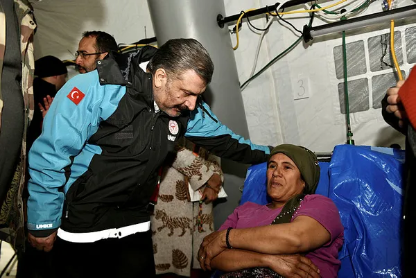 Bakan Fahrettin Koca’nın yanında kor patladı! Sağlık personeliyle sohbet esnasında korkutan anlar...