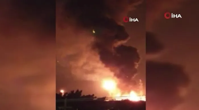 Son dakika: Meksika’da Pemex’e ait petrol rafinerisi alevlere teslim - 4