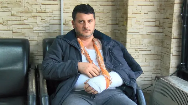 sancaktepede-bir-tonluk-dana-sahibine-saldirdi-o-anlar-kamerada-1637571876123.jpg Sancaktepe’de ipi kopan dana sahibine saldırdı! Fırçayla durdurmaya çalıştığı anlar kamerada - 1