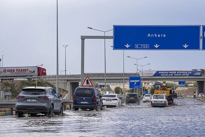 ankarada-saganak-etkisi-cadde-ve-sokaklarda-su-birikintileri-1721224707441.jpg
