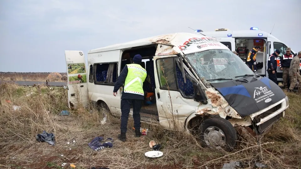 Şanlıurfa'da feci kaza: Tarım işçilerini taşıyan minibüs devrildi: 23 yaralı