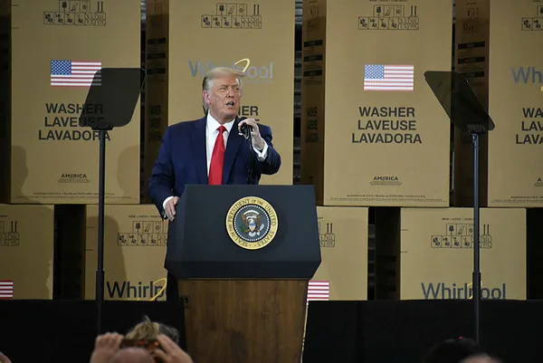 2020 ABD Başkanlık seçiminde yarış kızışıyor! Trump, rakibi Biden’a yüklendi: Tanrı’ya ve silahlara karşı olan...