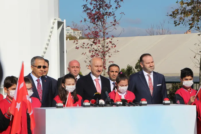 Edirnekapı Şehitliği ve Ulus’ta Türkiye’nin en yüksek direklerine Türk bayrağı çekildi