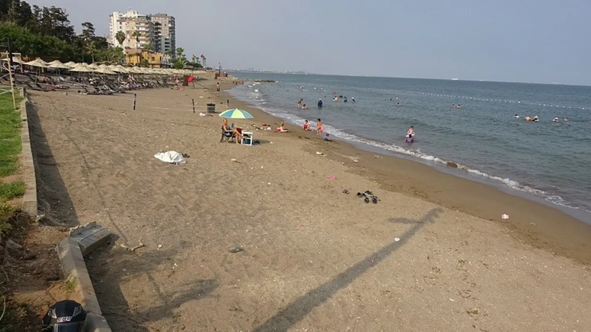 CHP'li belediye halk plajını halka kapattı
