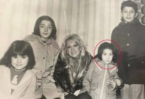 binnur-kayadan-filiz-akinli-nostaljik-paylasim-bu-fotograf-cocuklugumun-en-degerli-hazinelerinden-1671616477619.jpg Binnur Kaya’dan Filiz Akın’lı paylaşım! “Bu fotoğraf çocukluğumun en değerli hazinelerinden” - 3