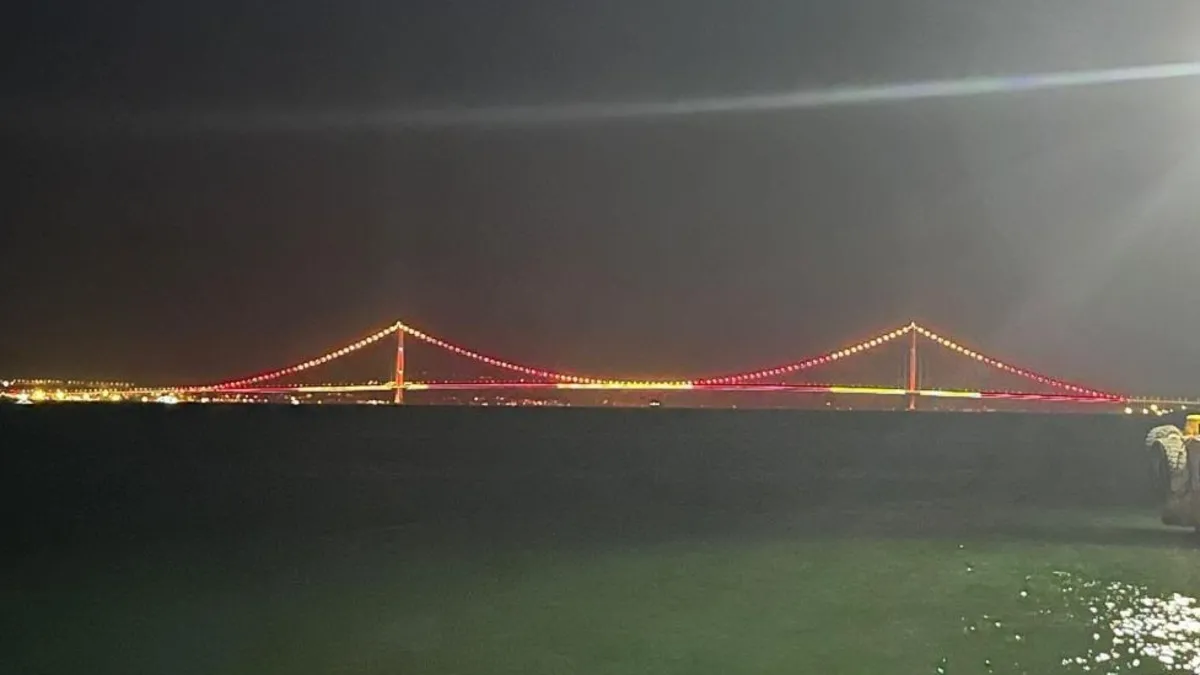 1915 Çanakkale Köprüsü Galatasaray'ın renklerine büründü