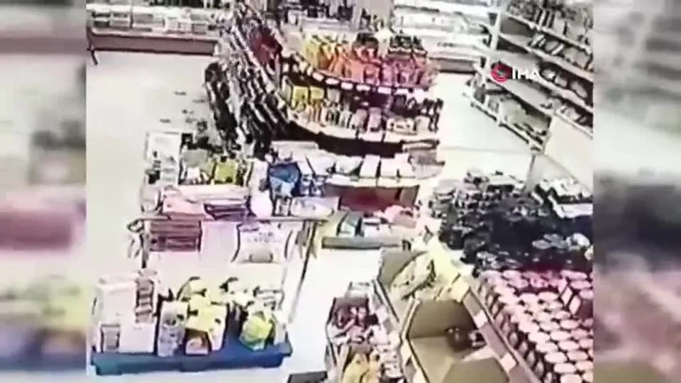 Markette deprem anları kamerada
