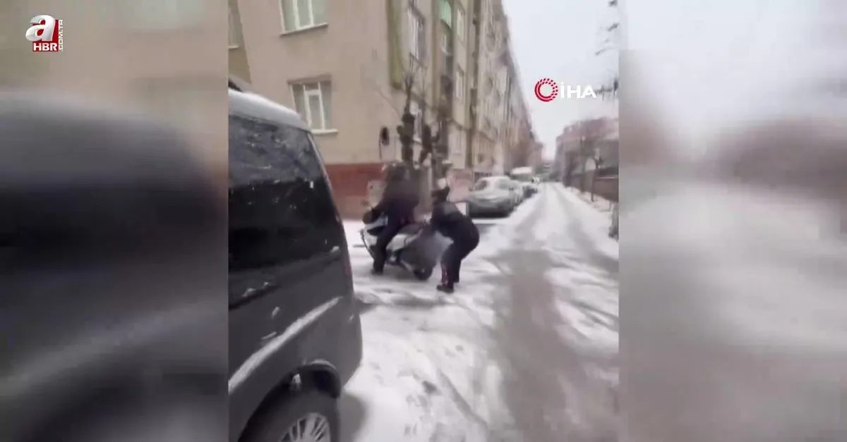 Kurye, buzlu zeminde kayarak eğlendi