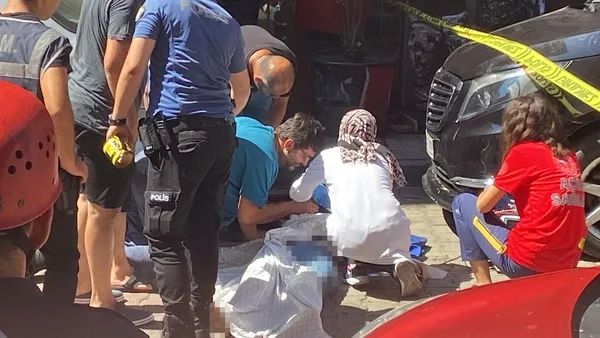 kagithanede-2-cocuk-annesinin-kahreden-olumu-cam-silerken-dustu-kocasinin-son-bakisi-bogazlari-dugumledi-kizin-1659966657629.jpg Kağıthane’de 2 çocuk annesinin kahreden ölümü! Cam silerken düştü, kocasının son bakışı boğazları düğümledi, kızının feryadı yürek yaktı - 8