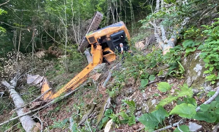 is-makinesi-dik-yamactan-50-metre-uctu-operator-altinda-kaldi-1719257156213.jpg İş makinesi dik yamaçtan 50 metre uçtu: Operatör altında kaldı - 3