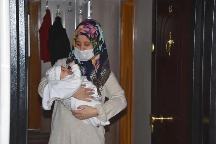 saglik-personeli-45-gunluk-bebegini-kameradan-ve-kapidan-gorebiliyor-1587452124204.jpg 45 günlük bebeğini kapıdan görebilen sağlık personeli: Hepsi onların sağlığı için - 3