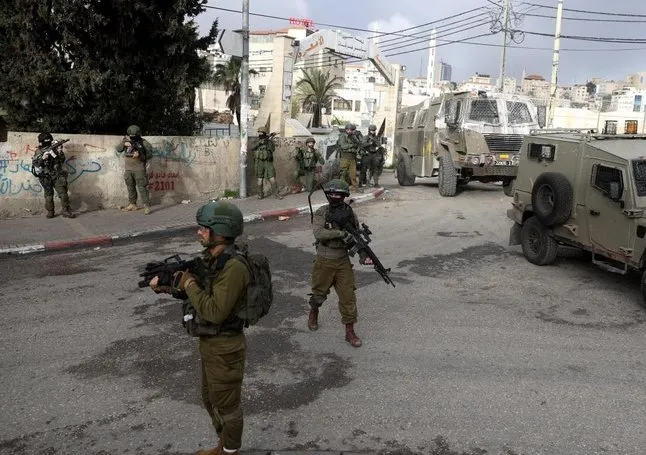 İsrail askerleri 22 kişiyi gözaltına aldı