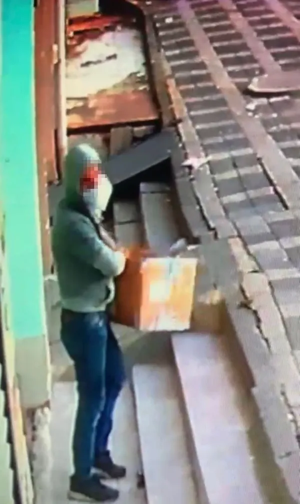 umraniyede-500-bin-tllik-hirsizlik-kamerada-1663595661806.jpg Ümraniye’de 500 bin TL’lik hırsızlık kamerada - 3