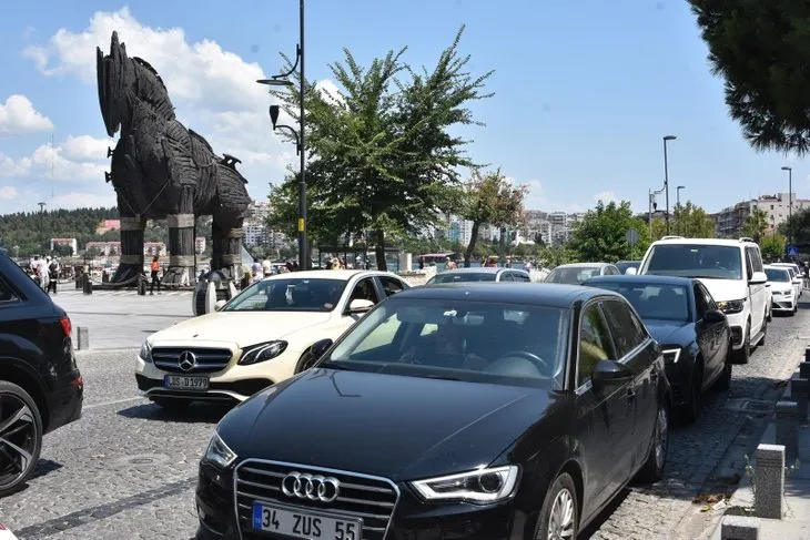Çanakkale feribot iskelesinde iğne atsan yere düşmüyor! Tatilciler dönüş yolunda