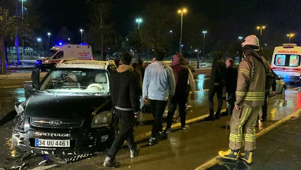 1647746002644.jpg Alkollü sürücü dehşet saçtı! Park halindeki otobüse çarparak durdu - 2