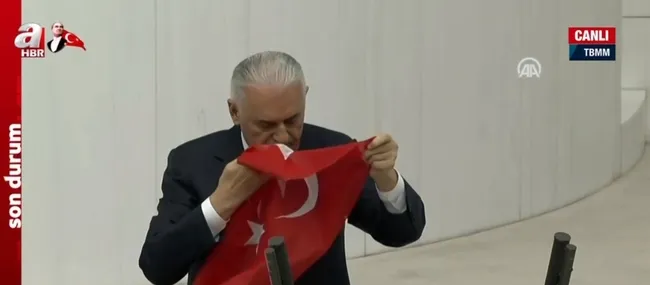 tbmm-103-yasinda-binali-yildirim-elinde-bayrakla-istiklal-marsi-okudu-1682252008492.jpg TBMM 103 yaşında! Binali Yıldırım elinde bayrakla İstiklal Marşı okudu - 4