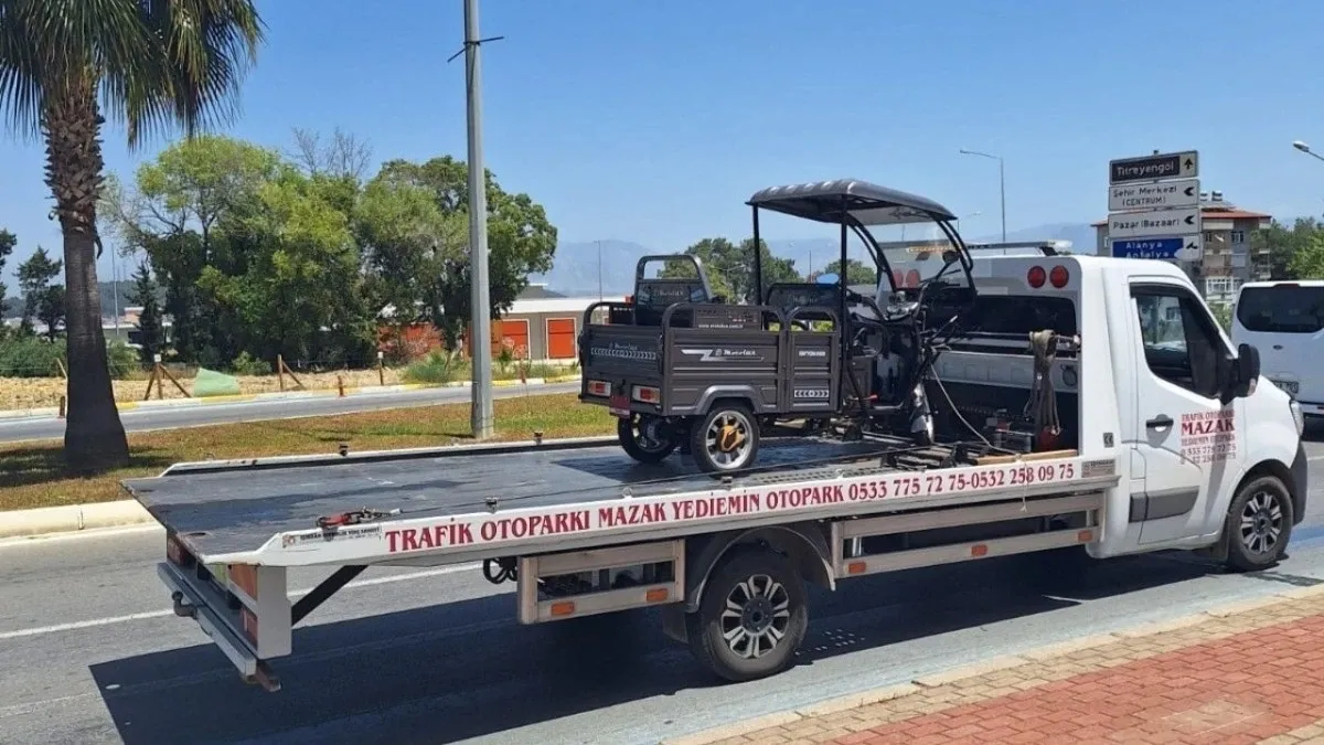 Direksiyon hakimiyetini kaybeden motorlu bisiklet devrildi: 2 yaralı