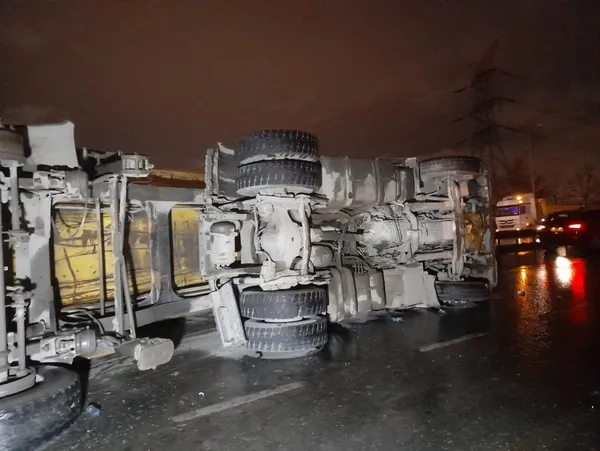 Bağcılar'da hafriyat kamyonu devrildi - 3