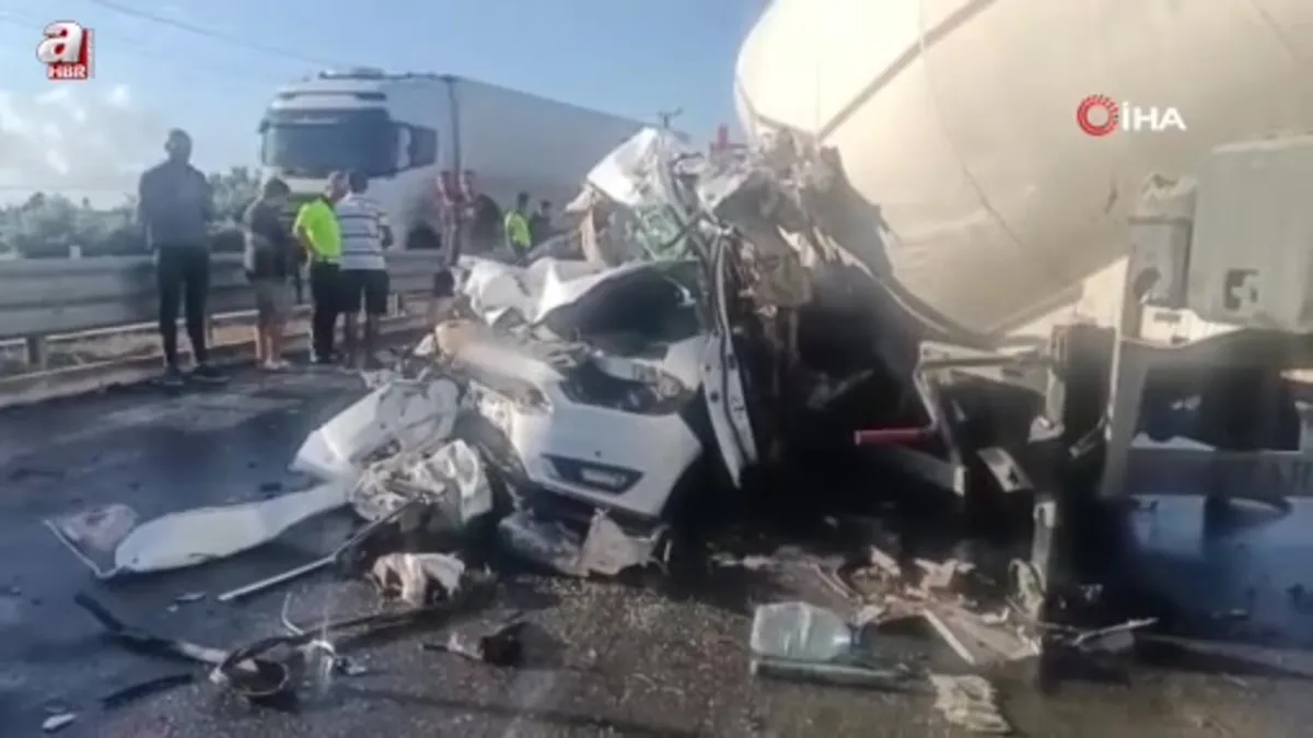 Mersin'de tır otomobili ezdi sürücü saniyelerle kurtuldu