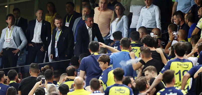 Kadıköy'de gerilim: Fenerbahçe Başkanı Ali Koç taraftarlarla tartıştı
