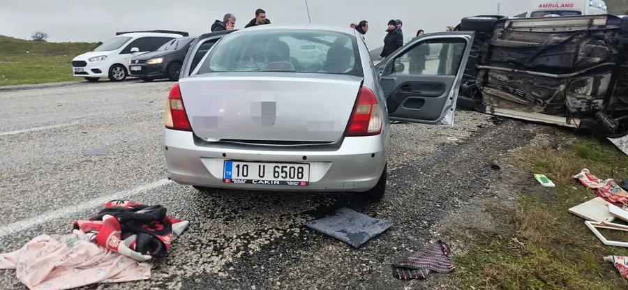 balikesirde-feci-kaza-otomobil-ile-kamyonet-carpisti-5-yarali-1774117679784.jpg Balıkesir’de feci kaza! Otomobil ile kamyonet çarpıştı: 5 yaralı - 1