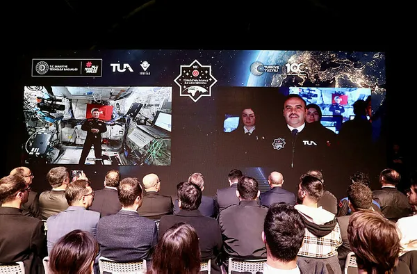 turkiyenin-ilk-astronotu-alper-gezeravcidan-uzaydan-ikinci-baglanti-1706282562121.jpg Türkiye'nin ilk astronotu Alper Gezeravcı'dan uzaydan ikinci bağlantı: Tüm eğitim birikimimi devletime borçluyum - 2