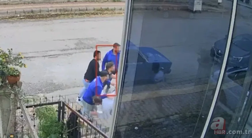 Çiçeklere çamaşır suyu döktü! Uyarılınca baba-oğulu darp etti | O anlar kamerada 4