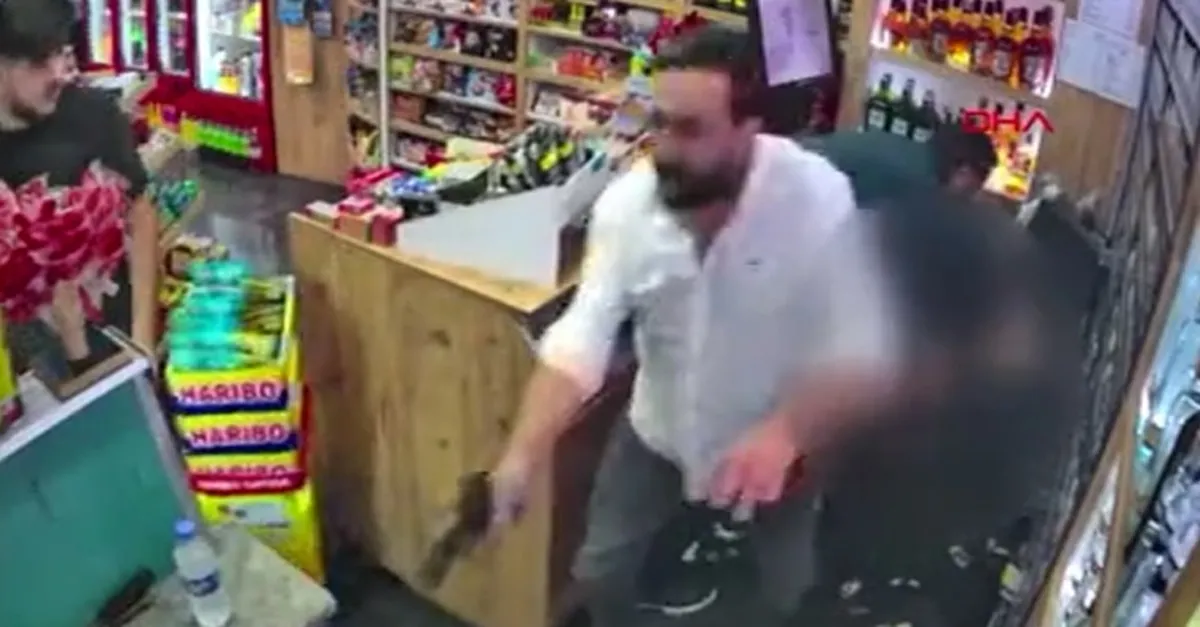 Esenyurt’taki tekel bayisinde kan donduran vahşet: 2 kişinin öldürüldüğü anlar kamerada