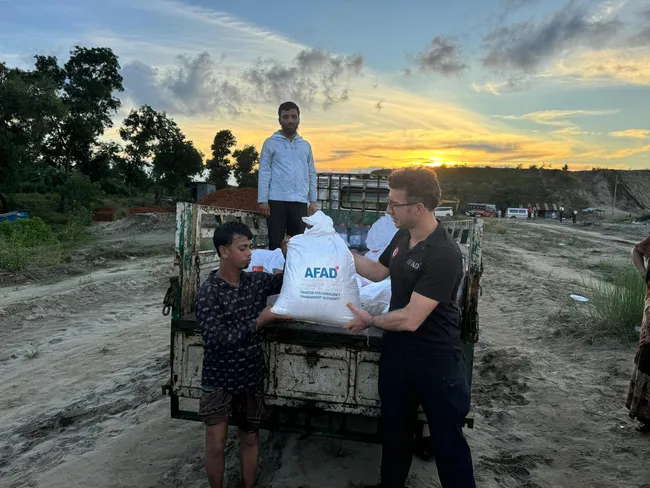 Bangladeş’te sel felaketi | Türkiye’den yardım eli! 16 bin 750 yardım paketi ve temel ihtiyaç desteği