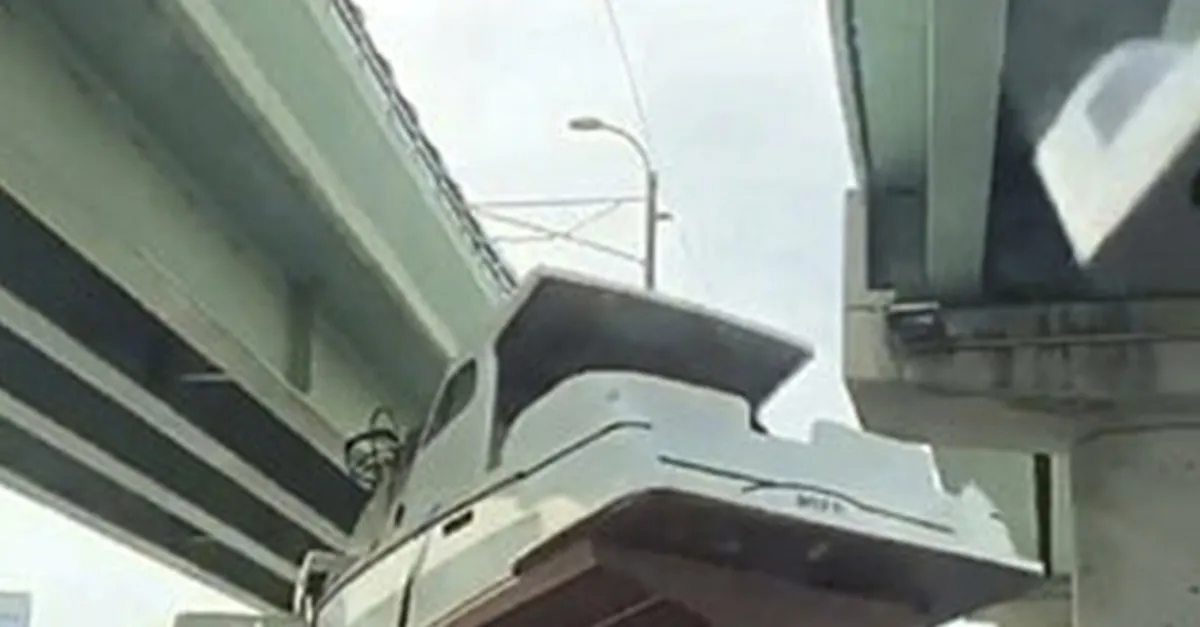 Son dakika: İstanbul trafiğinde şaşırtan görüntü! Tekne köprüye takıldı |Video